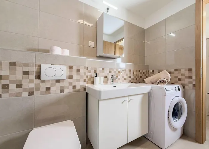 Danube River Flat With Balcony,free Garage Lägenhet